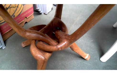 MESA DE SALÓN REDONDO GUCCI TECA, , TRÍPODE