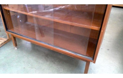 VITRINEKAST VINTAGE 2 GLAS DEUREN SCHUIVEND