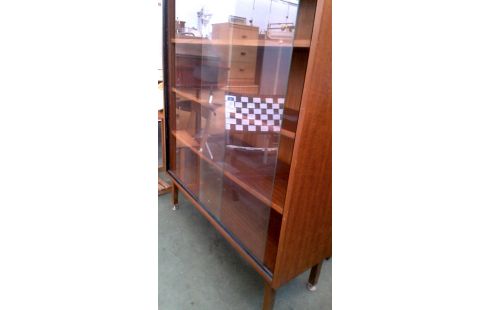 VITRINEKAST VINTAGE 2 GLAS DEUREN SCHUIVEND