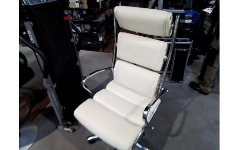 FAUTEUIL DE BUREAU SIMILI BEIGE ET METAL .