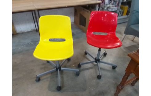 CHAISE DE BUREAU SUR ROULETTES