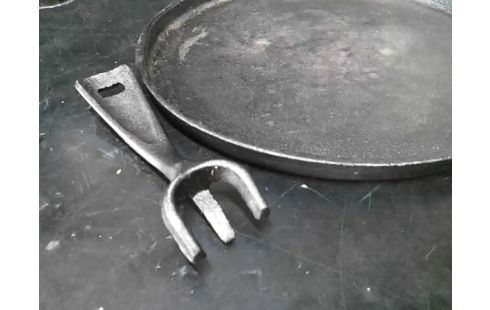 ASSIETTE FONTE AVEC POIGNEE