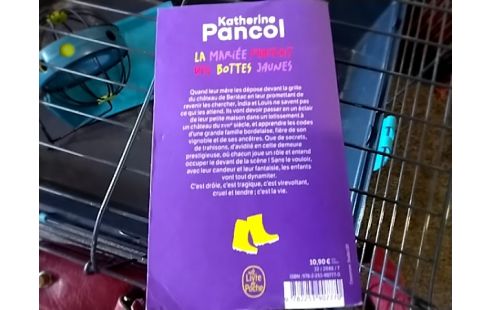 LIVRE DE POCHE La mariée portait des bottes jaunes