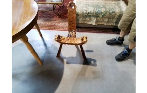 CHAISE TRÉPIED BRUTALISTE