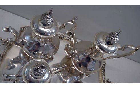 KOFFIE EN THEESET OP PLATEAU VERZILVERD