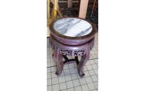 BANCO. SOBRE MÁRMOL