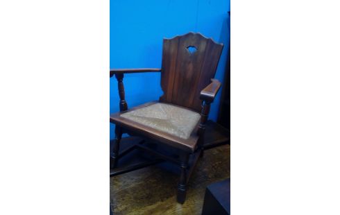 SILLA BAJA PARA SENTARSE JUNTO AL FUEGO ROBLE