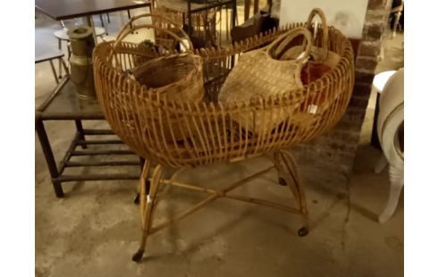 BERCEAU EN ROTIN PLEIN DE CHARME