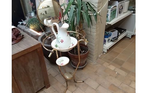 MEUBLE À AIGUIERE CUIVRE