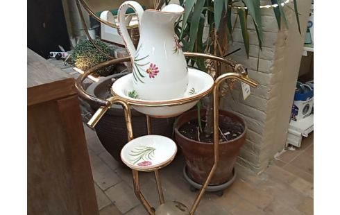 MEUBLE À AIGUIERE CUIVRE