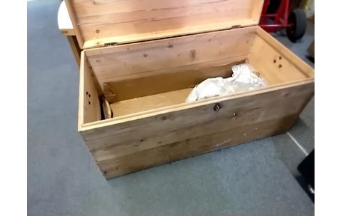 CAISSE GM EN PIN ABIMEE