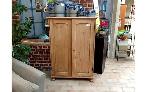 MEUBLE 2 PORTES EN PIN CLAIR