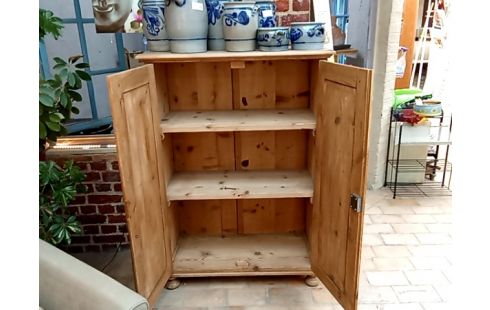 MEUBLE 2 PORTES EN PIN CLAIR