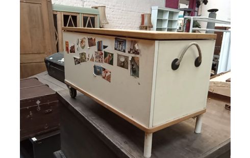 COFFRE D'ENFANT SUR ROULETTES