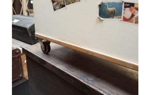 COFFRE D'ENFANT SUR ROULETTES