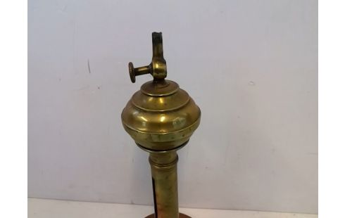 LAMPE A PETROLE LAITON