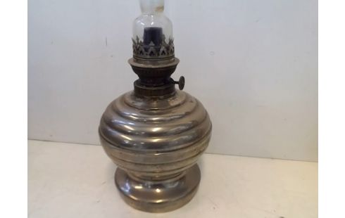 LAMPE A PETROLE .