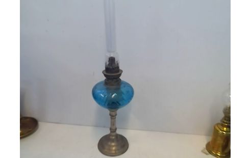 LAMPE A PETROLE VERRE BLEU