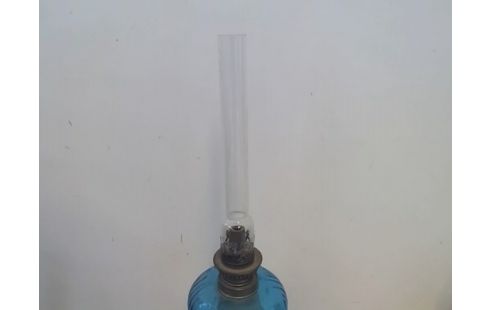 LAMPE A PETROLE VERRE BLEU