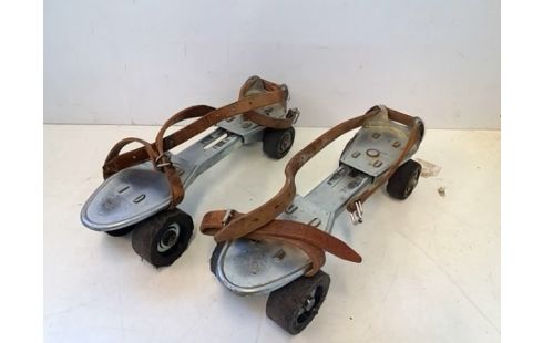 PATINS A ROULETTES ANCIEN