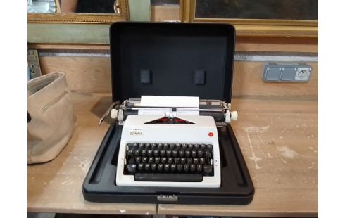 MACHINE A ECRIRE COLLECTION OLYMPIA