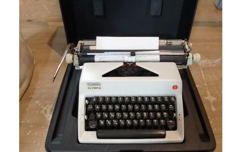 MACHINE A ECRIRE COLLECTION OLYMPIA