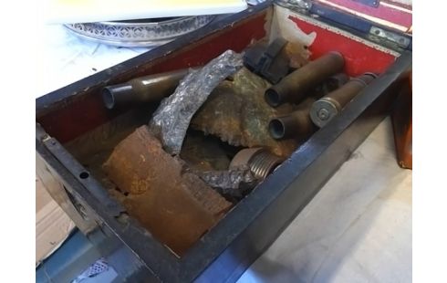 BOITE AVEC ECLATS ET DOUILLES