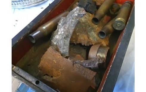 BOITE AVEC ECLATS ET DOUILLES