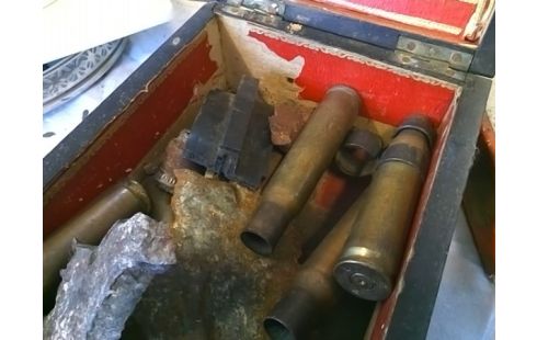 BOITE AVEC ECLATS ET DOUILLES