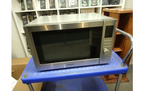 FOUR MICRO-ONDES PANASONIC NN-CD87KS