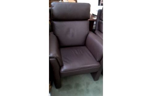 SILLÓN DE CUERO CLUB PARDO CUERO LA UNIDAD