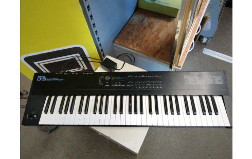 INSTRUMENT DE MUSIQUE SYNTHÉ ROLAND D-5