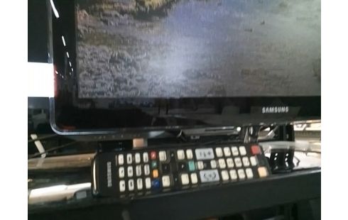 ECRAN SAMSUNG 69 CM / 5 MS / FULL HD / TNT HD / AVEC TELECOMMANDE