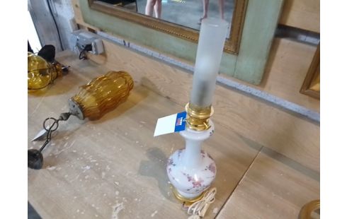 LAMPE A PETROLE FLEURI