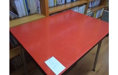 TABLE FORMICA ROUGE AVEC 2 ALLONGES INTERIEURS