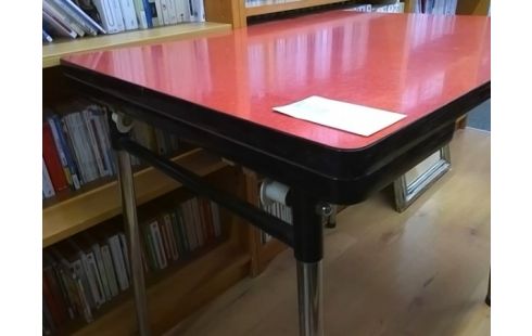 TABLE FORMICA ROUGE AVEC 2 ALLONGES INTERIEURS