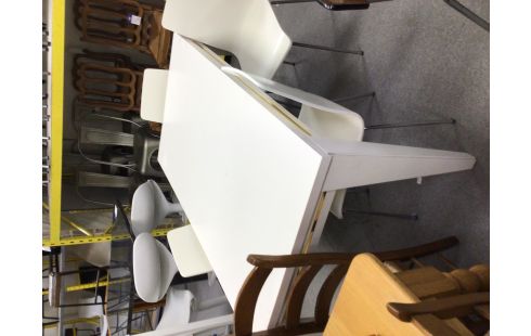 TABLE LAQUEE BLANCHE RECTANGULAIRE EN ETAT