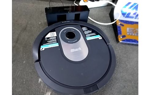 ASPIRATEUR ROBOT SHARK