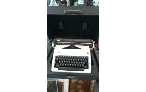 SCHREIBMASCHINE OLYMPIA IM VINTAGE-STIL
