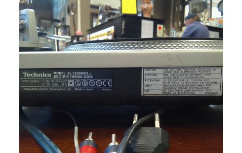 PLATINE VINYLE TECHNICS SL1200 MK2  SANS COUVERCLE NI CELLULE NOUVEAUX RCA