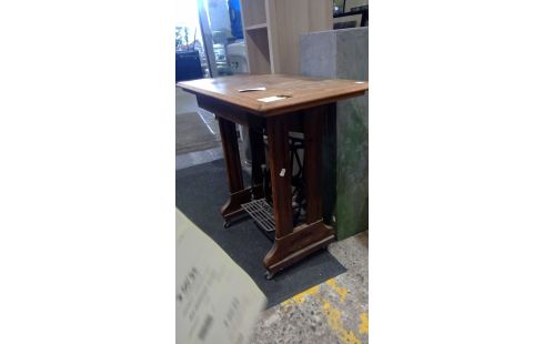 TABLE STYLE MACHINE A  COUDRE