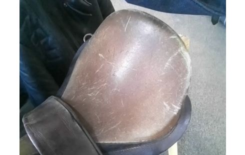 SELLE DE CHEVAL MARRON (TRACES D'USURE)