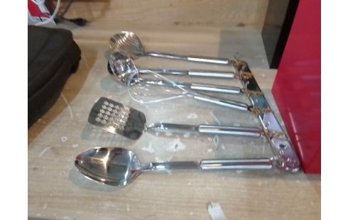 USTENSILES DE CUISINE + PORTANT MURAL U