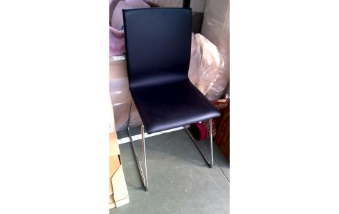 2 CHAISES IKEA NOIR SIMILI CUIR CHROME