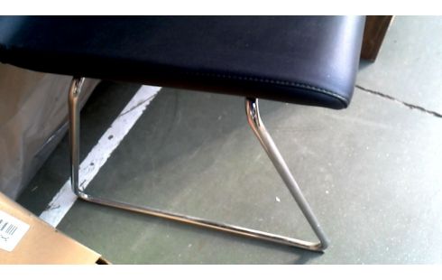 2 CHAISES IKEA NOIR SIMILI CUIR CHROME