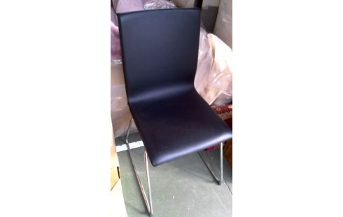 2 CHAISES IKEA NOIR SIMILI CUIR CHROME
