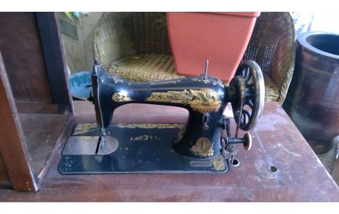 NÄHMASCHINE ALT