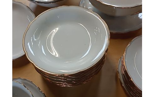 SERVICE DE TABLE DORÉ