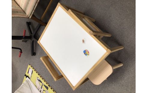 TABLE ENFANT 2 TABOURETS 2 CHAISES