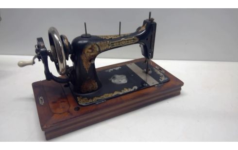 NÄHMASCHINE ANTIK